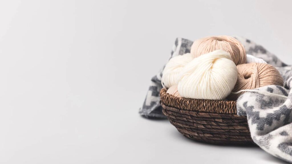 Gorro infantil com protetores de orelha em crochê para mais conforto e charme