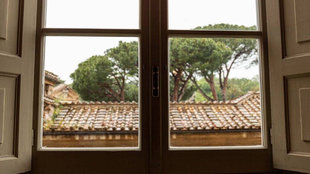 Papel alumínio na janela, para que serve e como usar