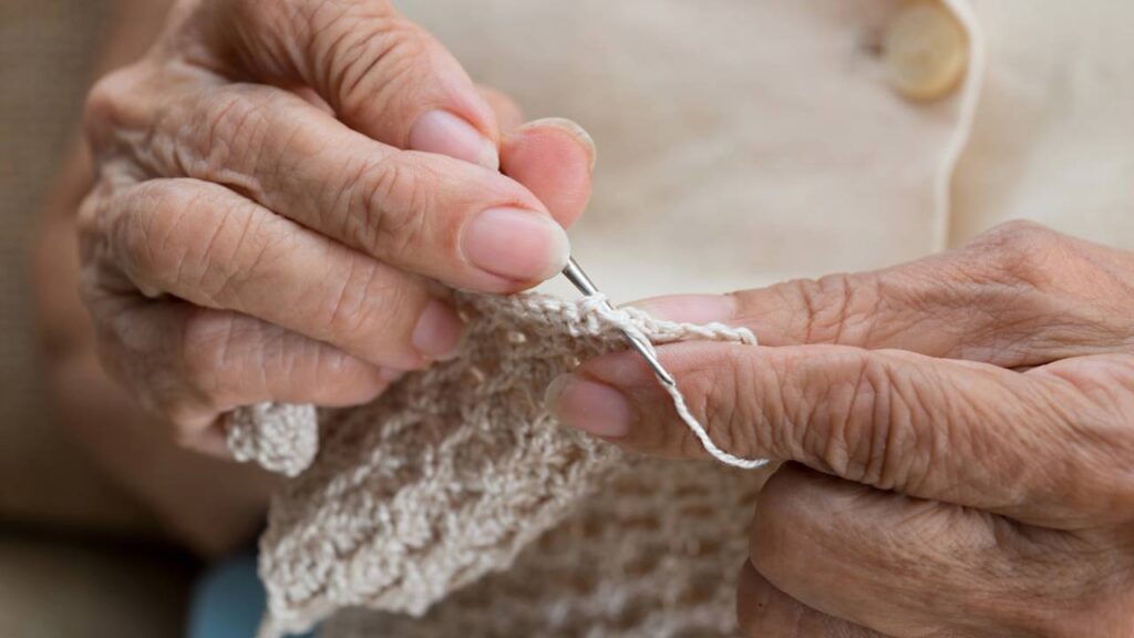 Essa peça em crochê está conquistando quem ama conforto com estilo