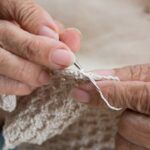 Essa peça em crochê está conquistando quem ama conforto com estilo