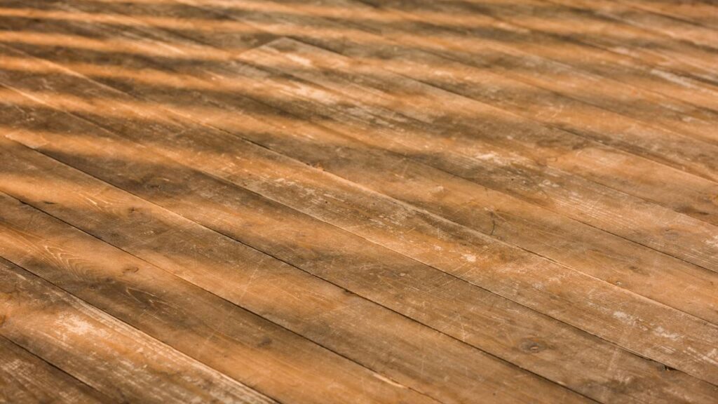 A forma mais segura e eficaz de devolver o brilho ao piso de madeira