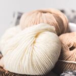 Painel de parede com bolsos em crochê útil e perfeito para organizar