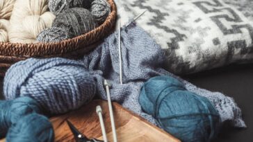 Bolsa transversal pequena com tampa estruturada para usar com praticidade