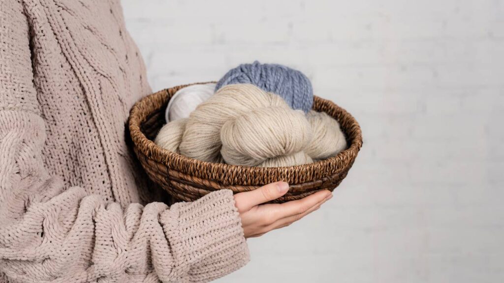 Tiara larga de crochê estilo turbante para complementar o visual