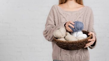 Pano decorativo para lavabo com barrado texturizado para encantar o ambiente