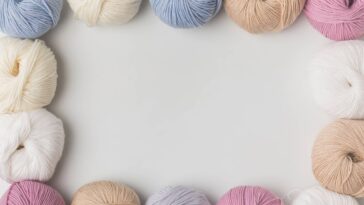 Almofada decorativa em crochê com ponto pipoca para deixar o ambiente mais acolhedor