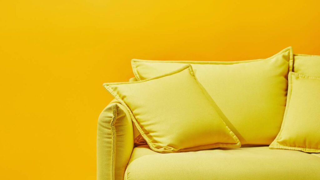 Adeus paredes claras! A cor que transforma a energia da sua casa e melhora o humor