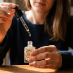 Esmaltes endurecidos podem ganhar vida nova com algumas gotas de diluente, deixando a textura mais leve e fácil de aplicar.