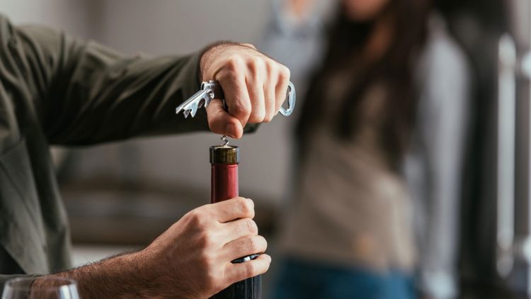 É possível abrir vinho com parafuso e alicate – Créditos: depositphotos.com / AndrewLozovyi