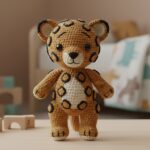 A onça de crochê que deixa qualquer cantinho mais fofo e cheio de personalidade