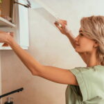 Saiba o que não devemos guardar nos armários da nossa cozinha / Créditos: depositphotos.com / AlexShadyuk