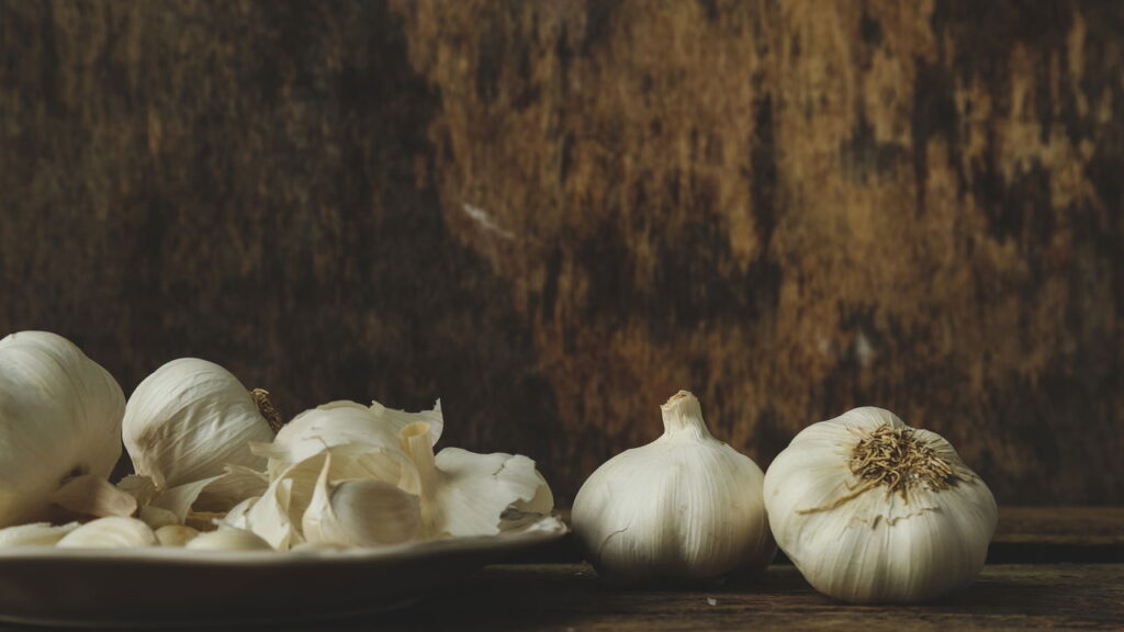 Casca de alho (Créditos: depositphotos.com / racool_studio)