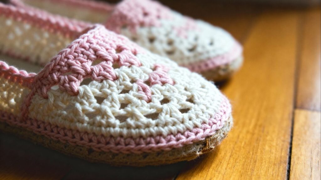 Sapatinhos de crochê feitos à mão combinam conforto, estilo e praticidade em cada ponto