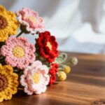 Flores em crochê com ponto alto, baixo e correntinha dão vida a peças decoradas