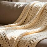 Manta de crochê para sofá valoriza o ambiente e melhora suas habilidades no fio