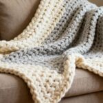 Manta de crochê para sofá valoriza o ambiente e melhora suas habilidades no fio