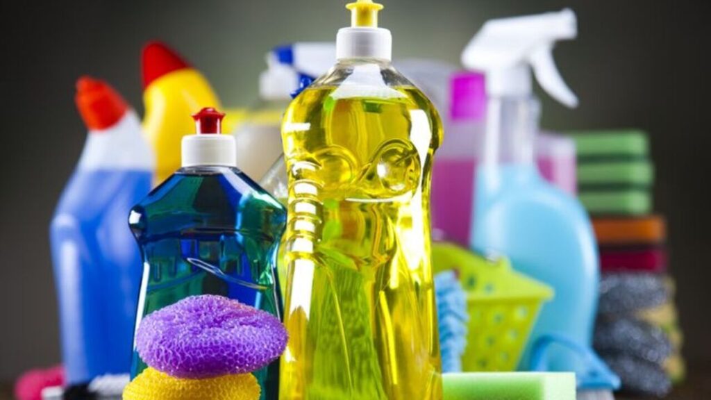 Saiba o que significam as cores dos detergentes que você compra para limpeza / Foto: (Fonte/Pinterest)