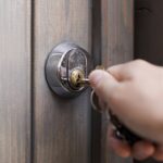 A verdade sobre a chave na fechadura e como manter a porta realmente segura - Créditos: depositphotos.com / artursfoto1