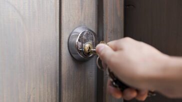 A verdade sobre a chave na fechadura e como manter a porta realmente segura - Créditos: depositphotos.com / artursfoto1