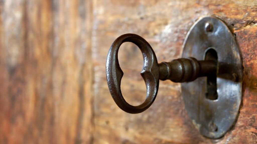 Deixar a chave na fechadura por dentro realmente deixa a casa mais segura - Créditos: depositphotos.com / anskuw