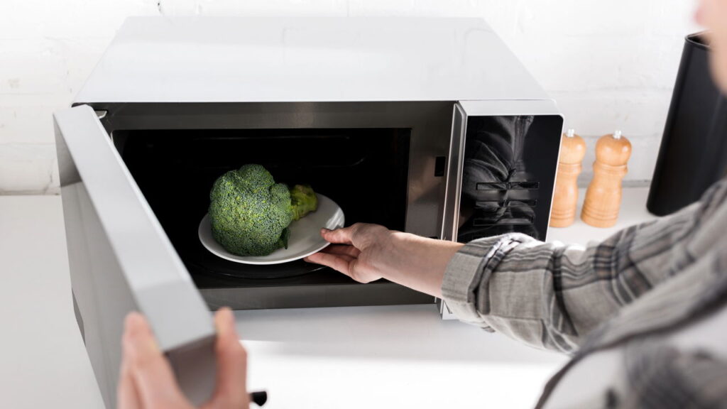 Como limpar o microondas com produtos caseiros - Créditos: depositphotos.com / HayDmitriy