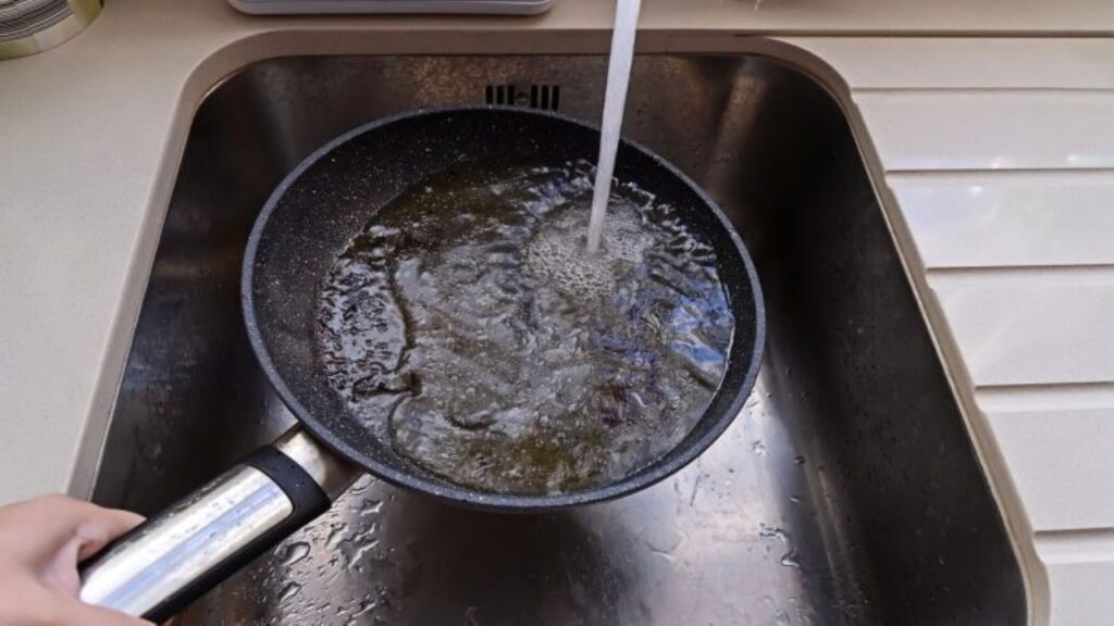 A técnica consiste em adicionar um líquido, como água, vinho ou vodka, em uma panela quente para soltar os resíduos caramelizados. – Créditos: depositphotos.com / KiraYan