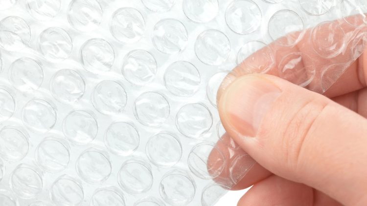 Não é aconselhável estourar as bolhas do plástico bolha – Créditos: depositphotos.com / akinshin