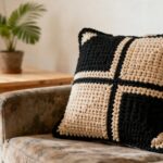 A capa de almofada de crochê geométrica está transformando sofás antigos em peças de design contemporâneo