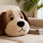 Almofada de crochê com formato de cachorro deixou os sofás mais divertidos e encantou os donos de pets