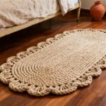 Aquele tapete de crochê oval que toda avó fazia voltou a ser desejado e está custando uma fortuna em lojas de decoração