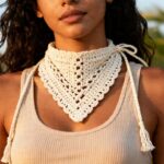 Bandana de crochê está nos festivais e no dia a dia das fashionistas e fica pronta em pouco mais de uma hora