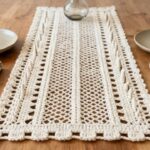 Caminho de mesa de crochê com pontos abertos está elevando o visual de mesas simples ao nível de revista de decoração