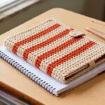 Capa de caderno de crochê virou mania entre estudantes e transforma material escolar simples em objeto único