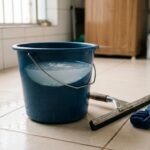 Colocar sal na água de passar pano no chão: para que serve e por que é recomendado
