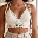 Cropped de crochê com alça de amarrar vazou nos desfiles e a versão caseira surpreende pela perfeição
