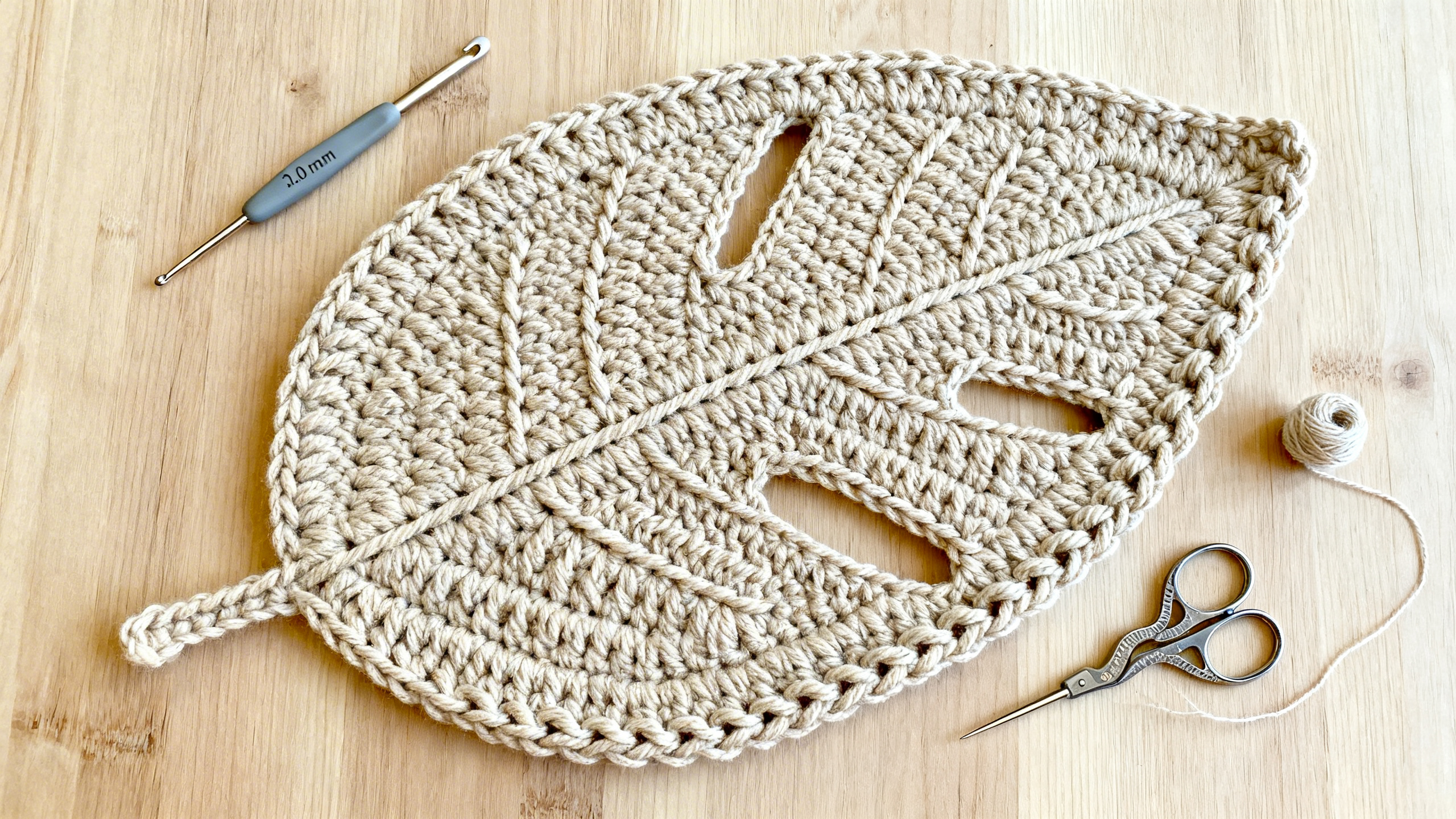 Detalhe das fendas, nervura central e acabamento do sousplat costela de adão.