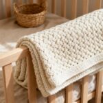 Essa manta de crochê para bebê usa apenas um ponto e fica tão linda que parece comprada em loja de grife