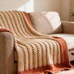 Essa manta de crochê para sofá deixou as salas mais aconchegantes e virou a estrela das noites de cinema em casa