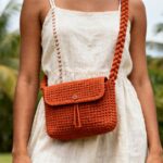 Essa pochete de crochê com alça trançada está nos festivais e combina com qualquer produção de verão