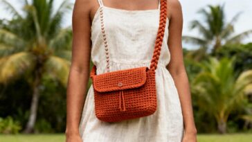 Essa pochete de crochê com alça trançada está nos festivais e combina com qualquer produção de verão