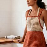 Esse avental de crochê deixou as cozinheiras mais estilosas e virou presente disputado em chás de panela