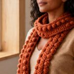 Esse cachecol de crochê com ponto puff virou febre entre quem odeia frio e nunca soube fazer tricô