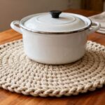 Esse descanso de panela de crochê substituiu os tradicionais e virou peça de destaque na decoração da cozinha