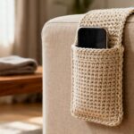 Esse porta-celular de crochê para sofá virou item disputado e evita que o aparelho desapareça entre as almofadas