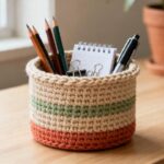 Esse porta-treco de crochê em formato de cesto deixou as escrivaninhas mais organizadas e mais bonitas