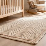 Esse tapete de crochê em ponto espiga está nos quartos dos bebês mais sofisticados e parece saído de revista