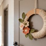 Guirlanda de crochê está substituindo as tradicionais em portas de apartamento e dura o ano inteiro