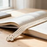 Marcador de página em crochê deixou os livros mais charmosos e virou presente obrigatório entre amantes da leitura
