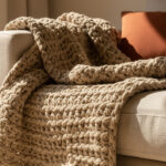 Maxi crochê na decoração: a técnica com tramas gigantes que está transformando salas em 2026 e qualquer iniciante consegue fazer