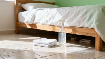 O motivo surpreendente pelo qual você deveria borrifar vinagre embaixo da cama todas as semanas